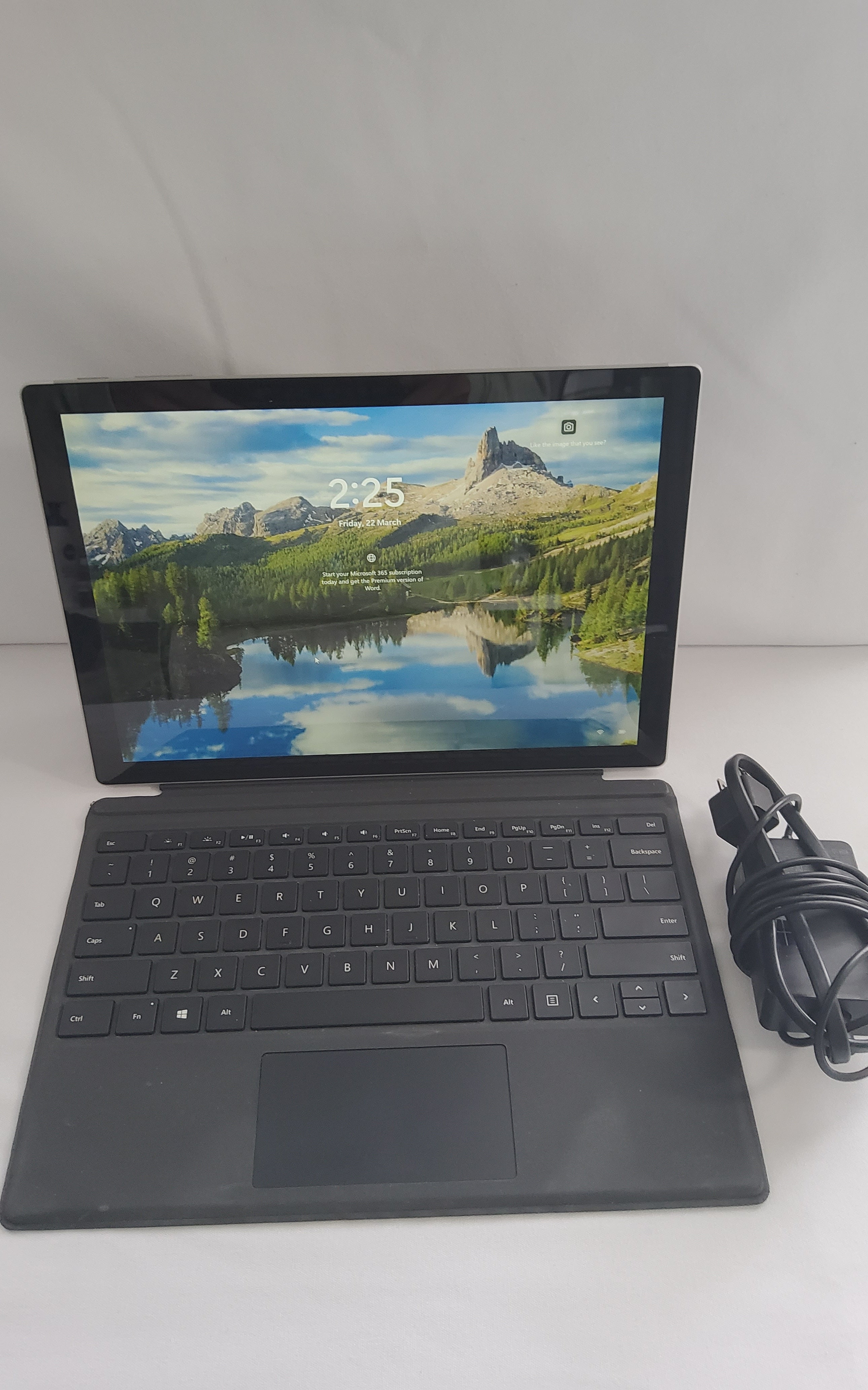 Microsoft Surface Pro 6 i5 8350 8GB RAM 256GB SSD Read "(No Touchscreen)