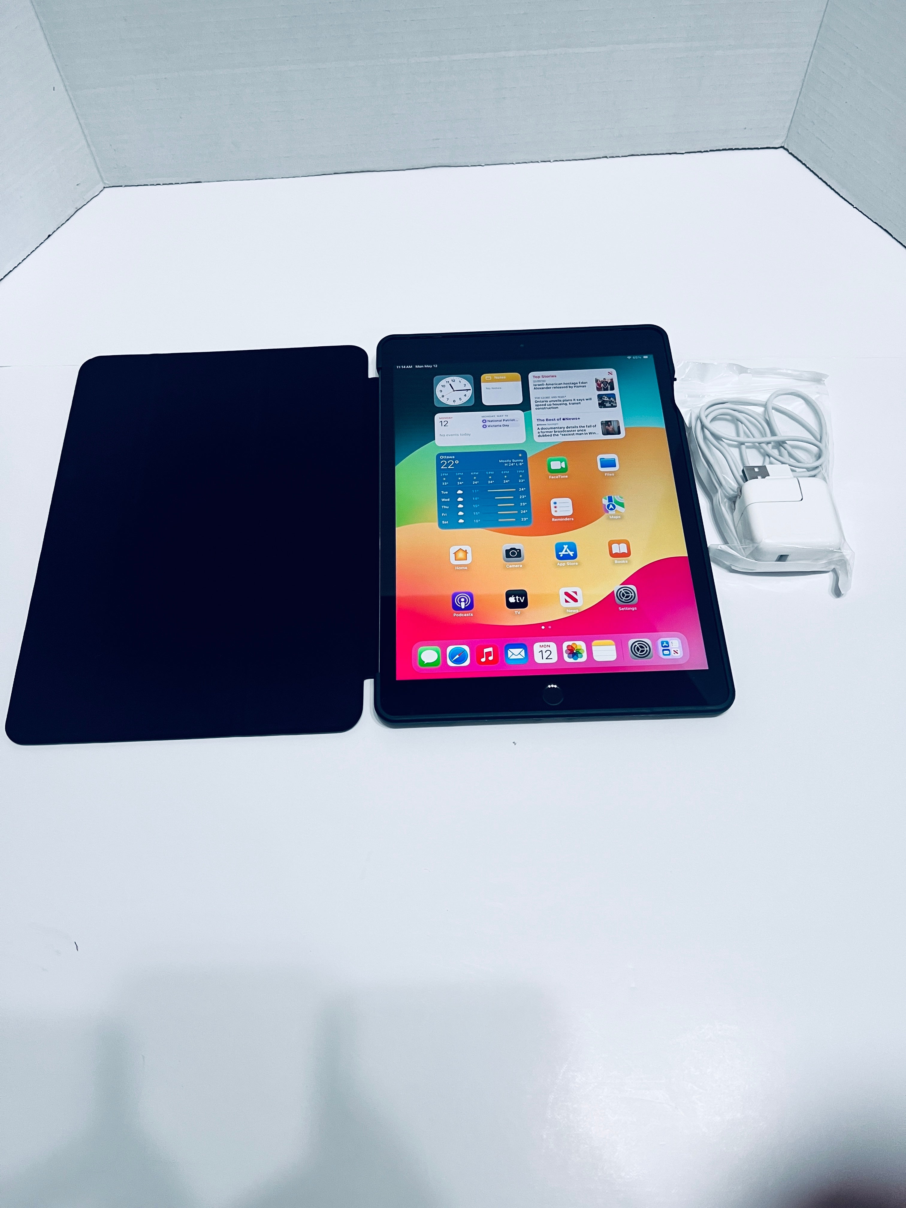 iPad 7th Gen 32GB Cellular Case/Charger/cable (Pre-owned)