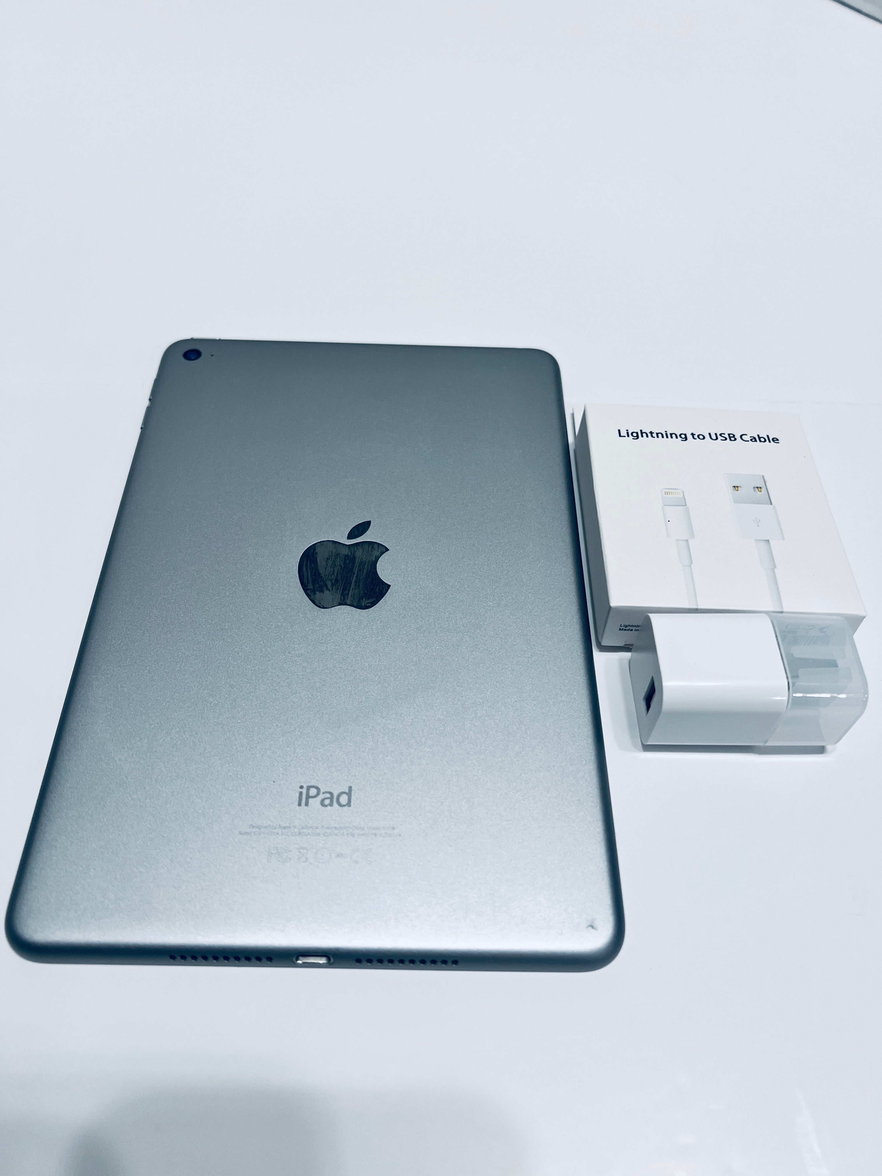 iPad Mini 4 128GB with Charger / Cable (Pre-Owned)