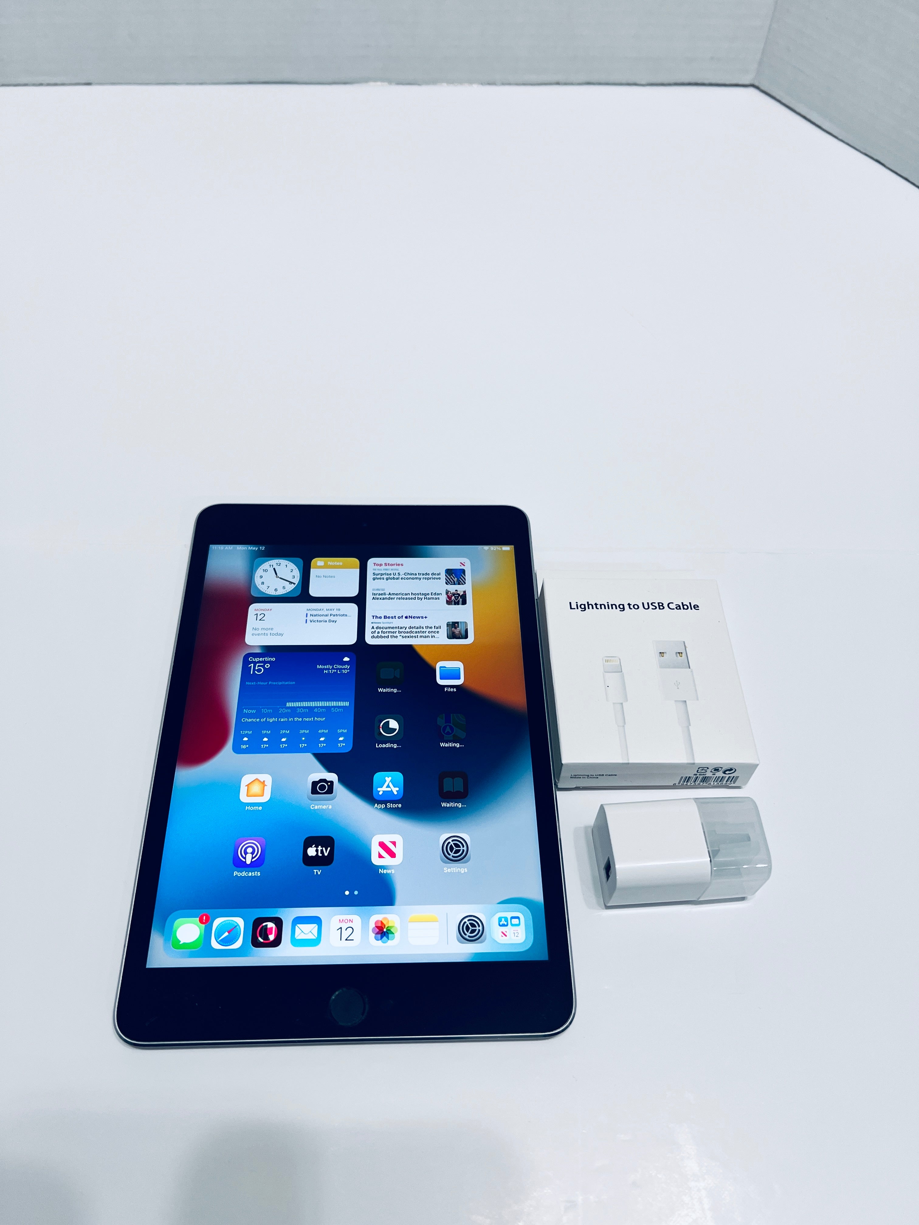 iPad Mini 4 128GB with Charger / Cable (Pre-Owned)