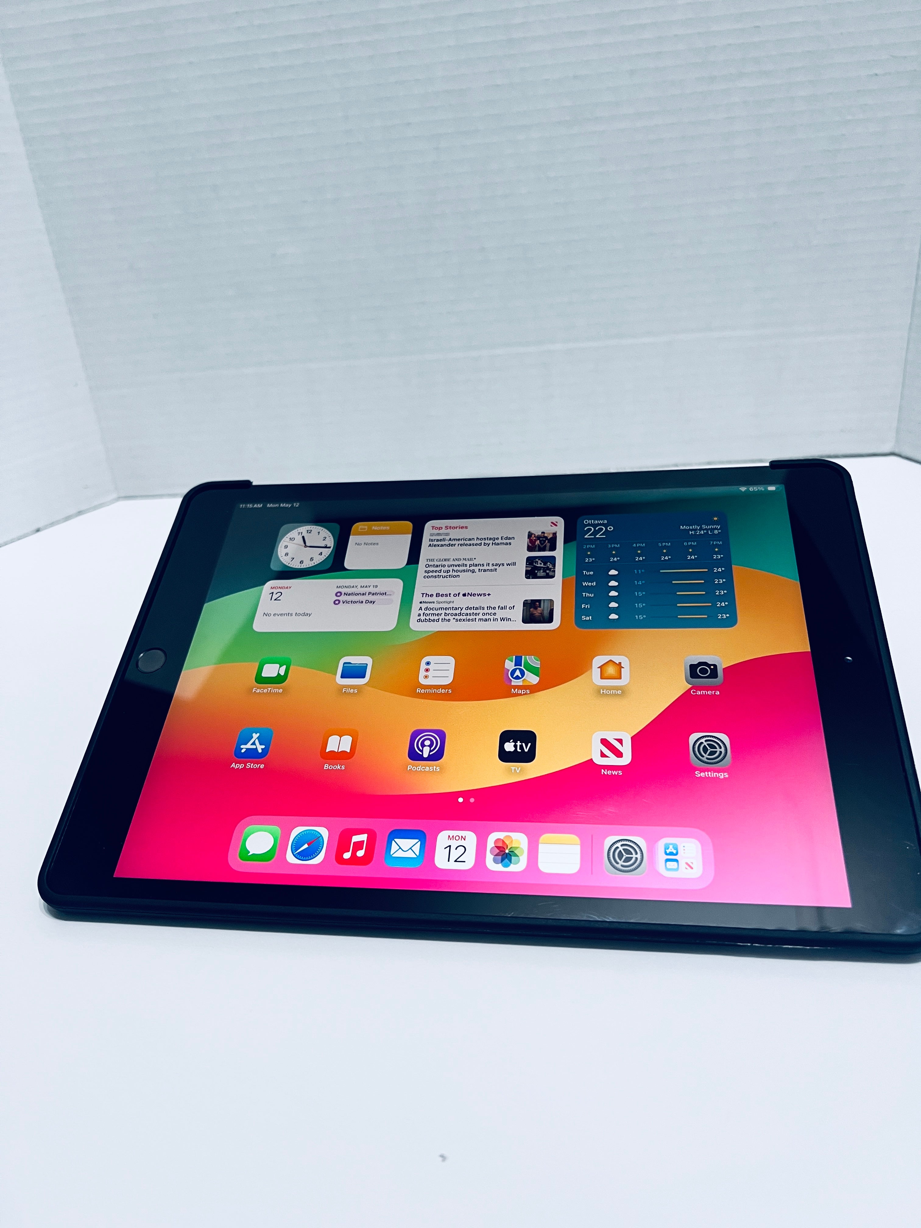 iPad 7th Gen 32GB Cellular Case/Charger/cable (Pre-owned)