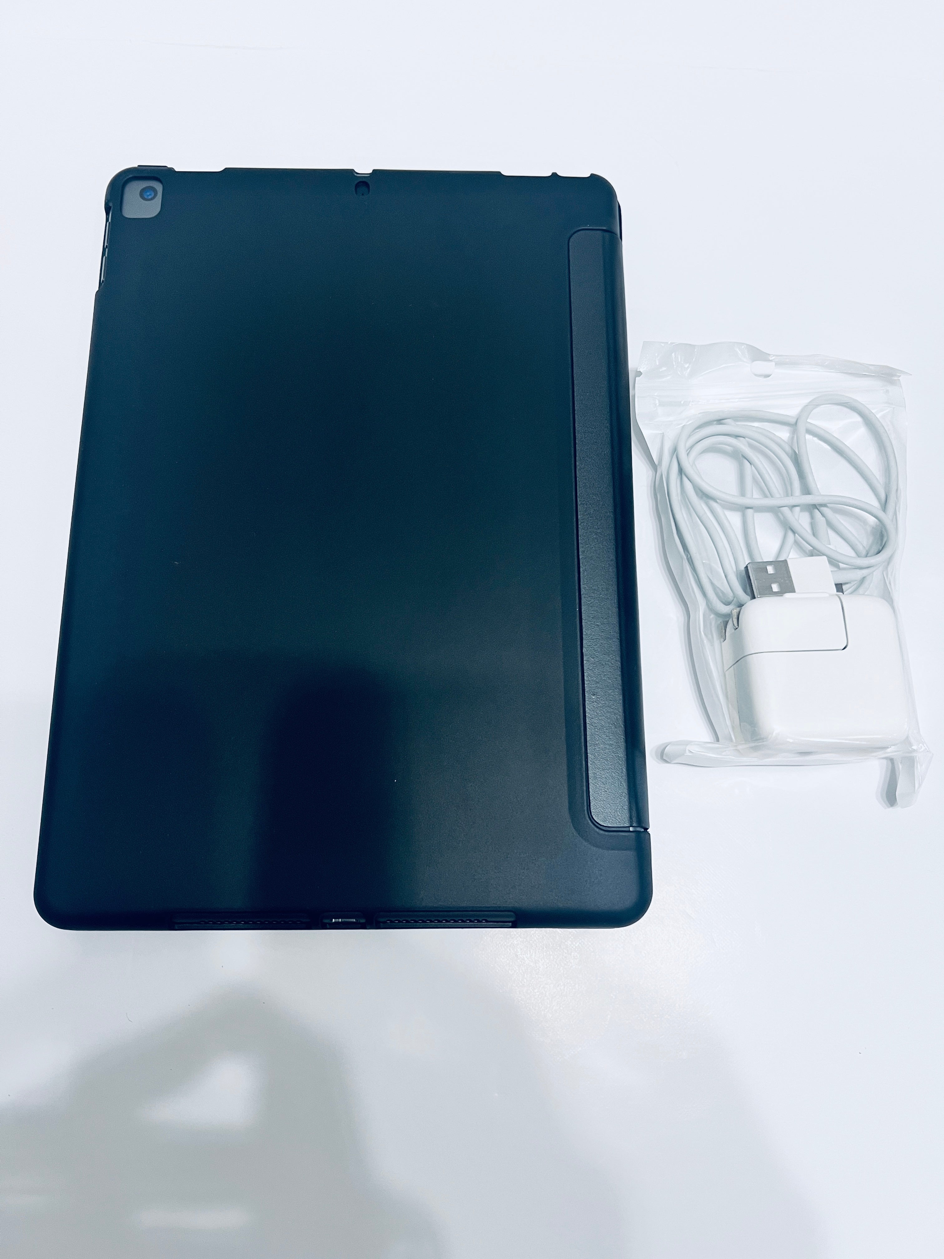 iPad 7th Gen 32GB Cellular Case/Charger/cable (Pre-owned)