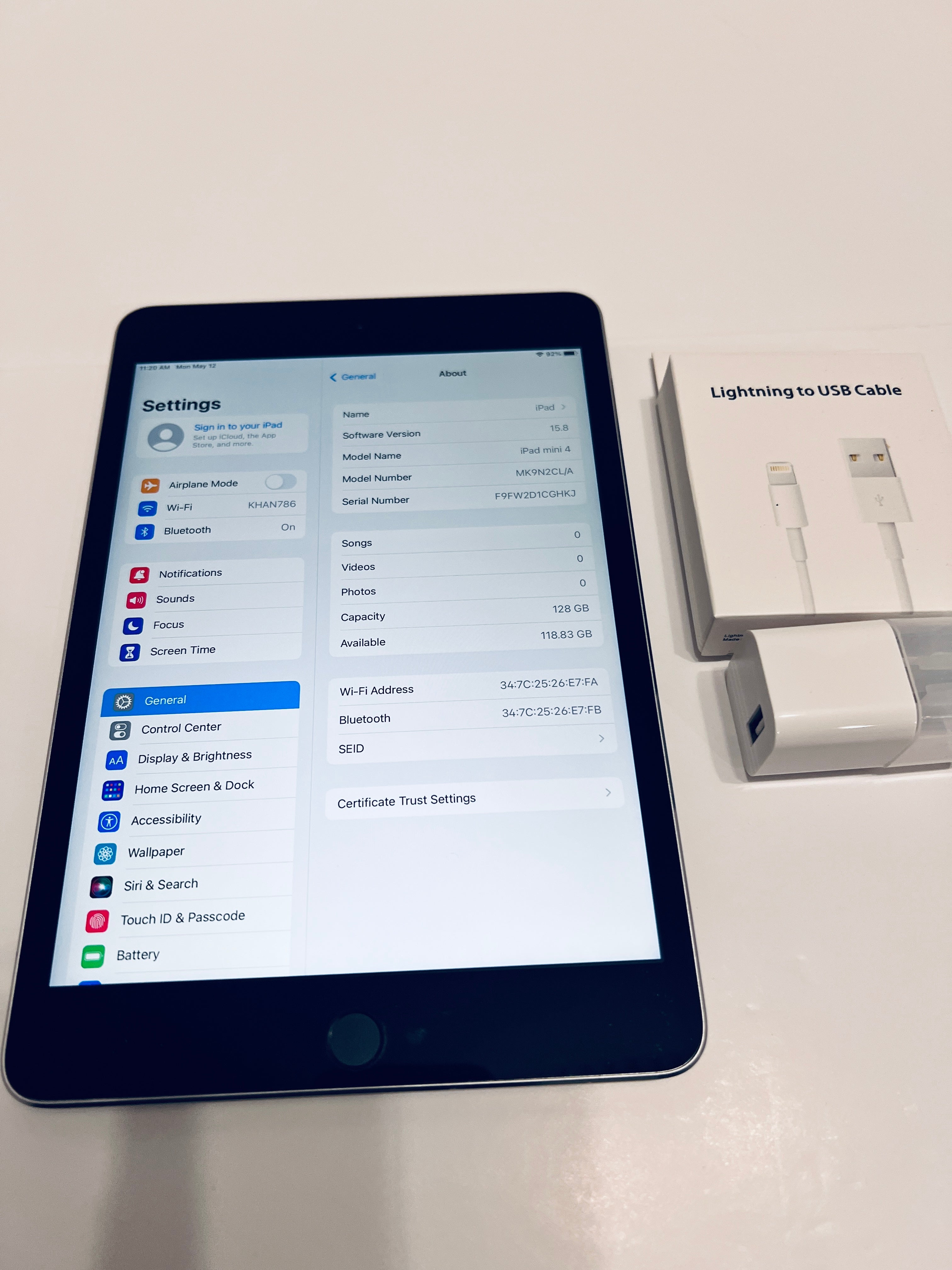 Apple iPad mini 4 128GB Wi-Fiモデル(本体・外箱) iPad Mini 4 128GB with Charger / Cable (Pre-Owned)
